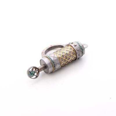 قفل دست ساز‎ ‎فولادی‎ ‎‎‎با تزئین فیروزه کوبی و مشبک‎ ‎‎سایز‎ ‎20‎ cm‎ ‎ ‎‎خاکستری‎ ‎‎طرح‎ ‎استوانه‎  ‎ ‎‎‎‎